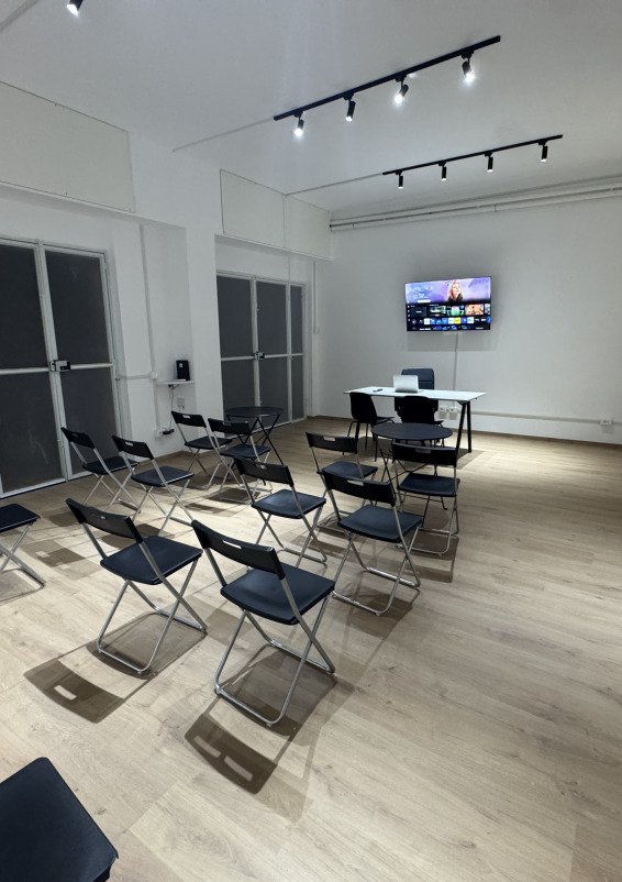 Spazio ampio per meeting, esposizioni, ufficio, sala riunioni, shooting fotografici