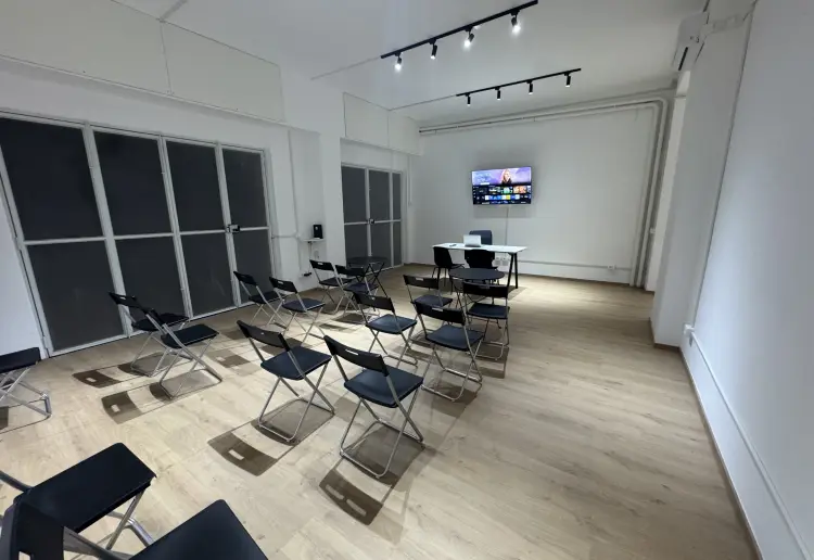 Spazio ampio per meeting, esposizioni, ufficio, sala riunioni, shooting fotografici