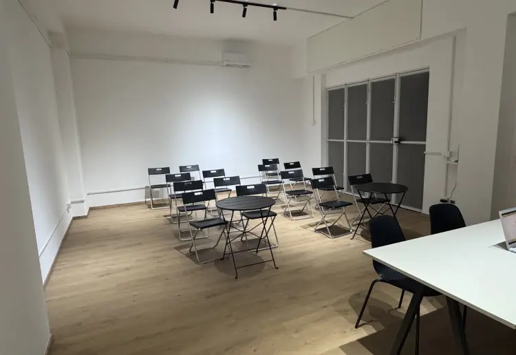 Spazio ampio per meeting, esposizioni, ufficio, sala riunioni, shooting fotografici