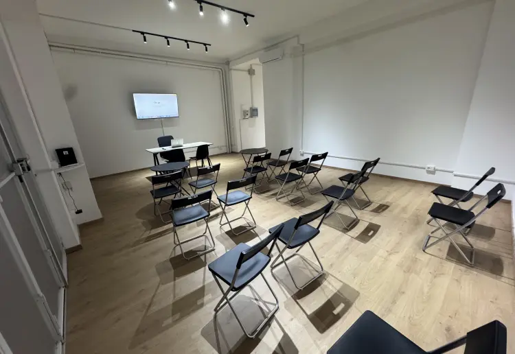 Spazio ampio per meeting, esposizioni, ufficio, sala riunioni, shooting fotografici