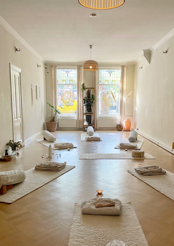 Serene 70 m² Sand-White Studio - Bright, Natural Space for Yoga, Workshops & Events
