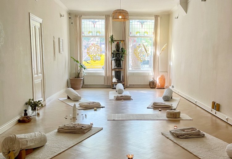 Serene 70 m² Sand-White Studio - Bright, Natural Space for Yoga, Workshops & Events
