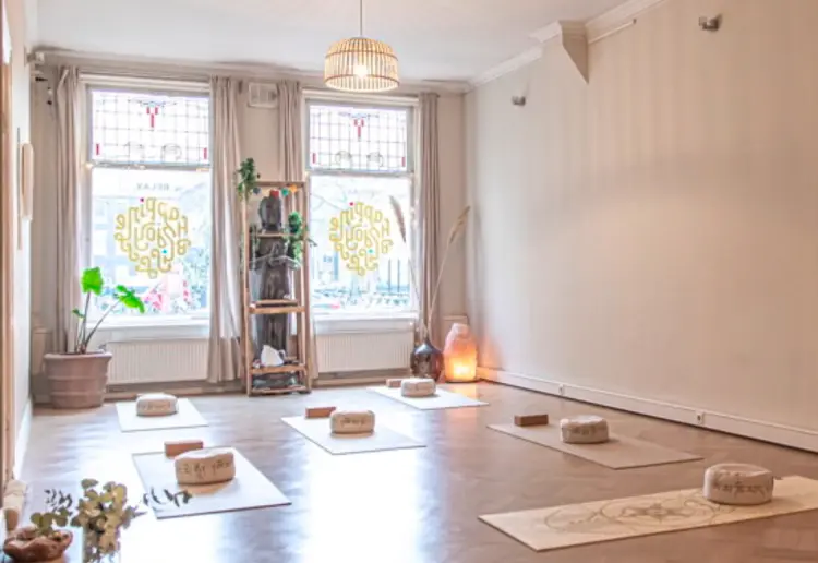 Serene 70 m² Sand-White Studio - Bright, Natural Space for Yoga, Workshops & Events