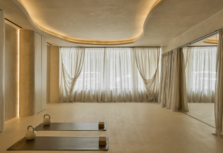 Santuario Urbano Sagrado para Yoga, Movimiento Consciente y Conexiones Íntimas – Una Joya Arquitectó