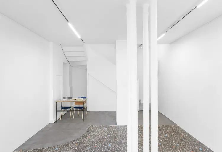 Galerie & Showroom à fort passage – Vitrines sur rue – Paris centre