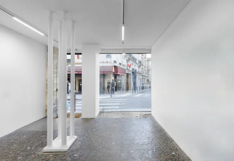Galerie & Showroom à fort passage – Vitrines sur rue – Paris centre