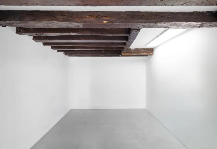 Galerie & Showroom à fort passage – Vitrines sur rue – Paris centre