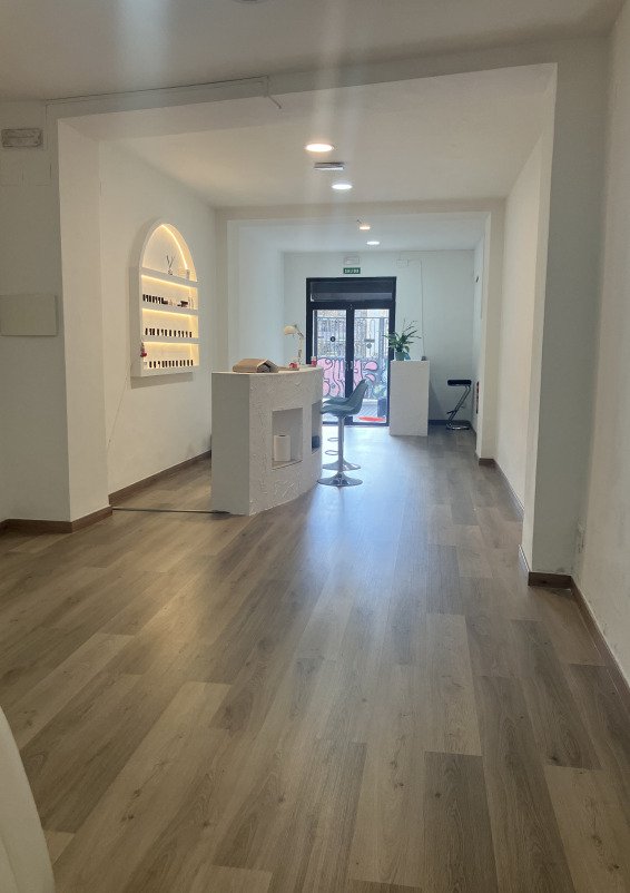 Salón diáfano con barra