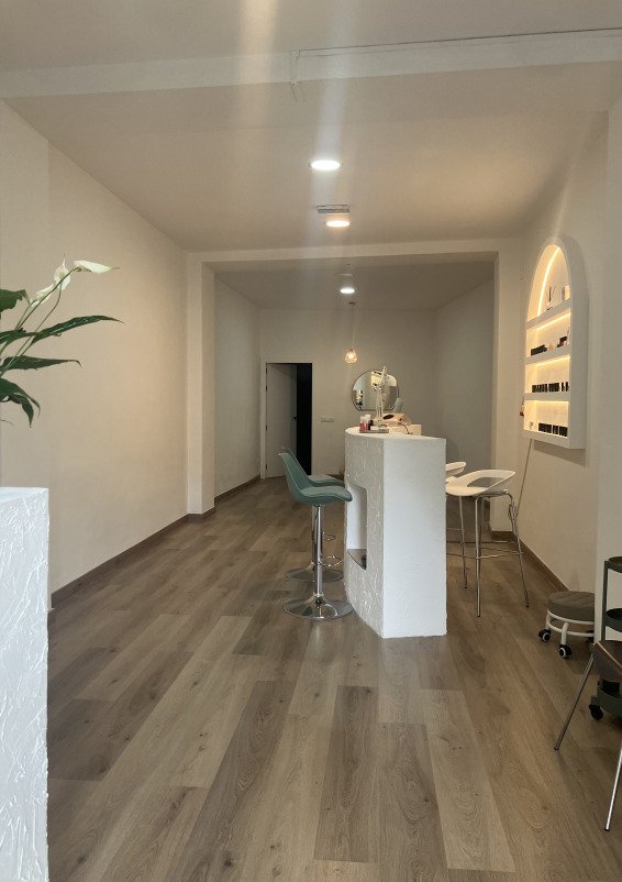 Salón diáfano con barra