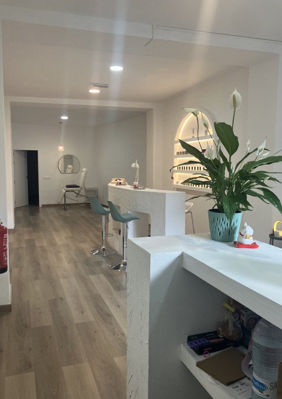 Salón diáfano con barra