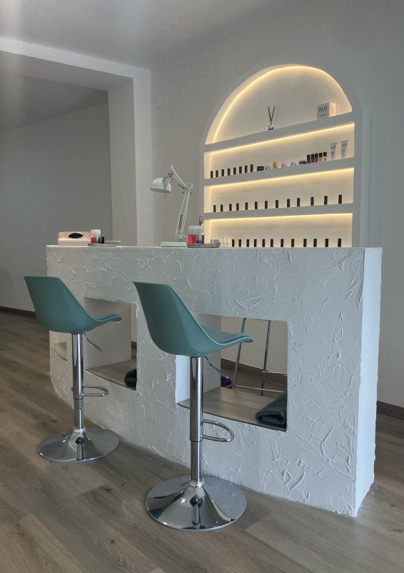 Salón diáfano con barra