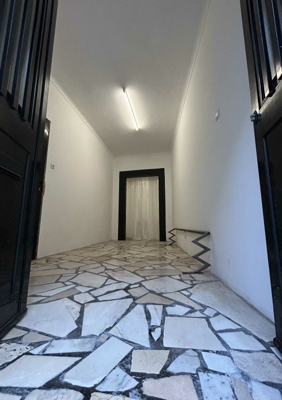 10 m² space adjoining a gallery specialized in design furniture and contemporary art.