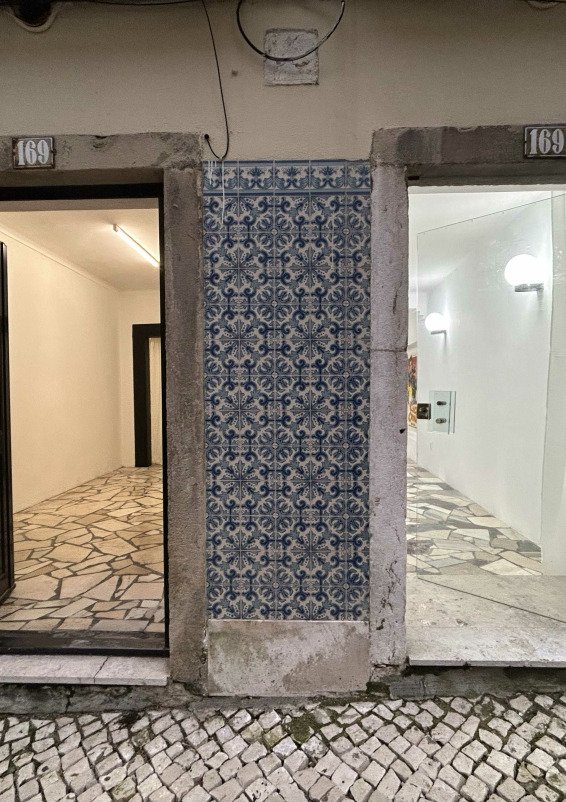 10 m² space adjoining a gallery specialized in design furniture and contemporary art.