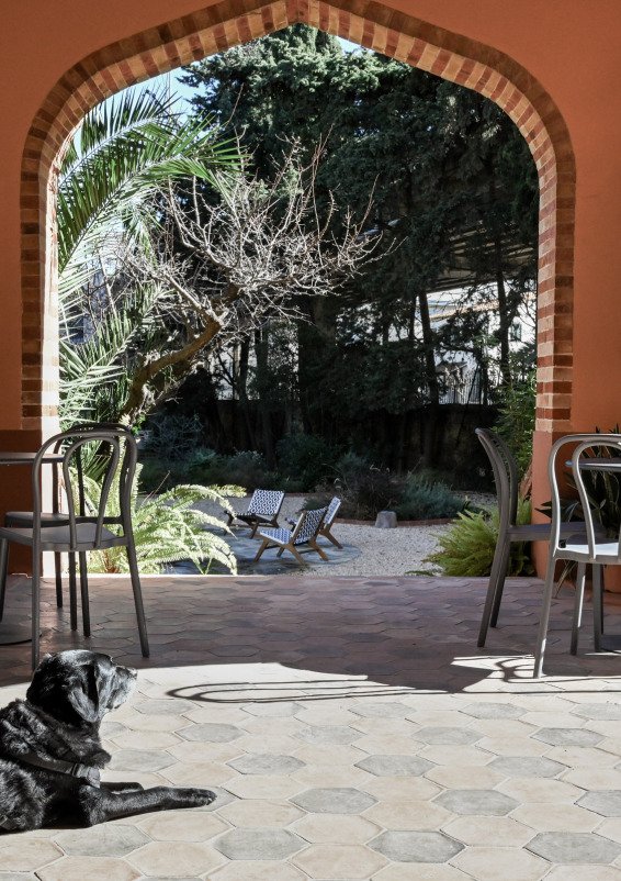 Espacio versátil para eventos y workshops con jardín en Caldes d’Estrac