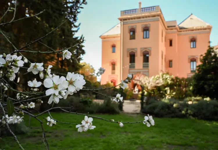 Espacio versátil para eventos y workshops con jardín en Caldes d’Estrac