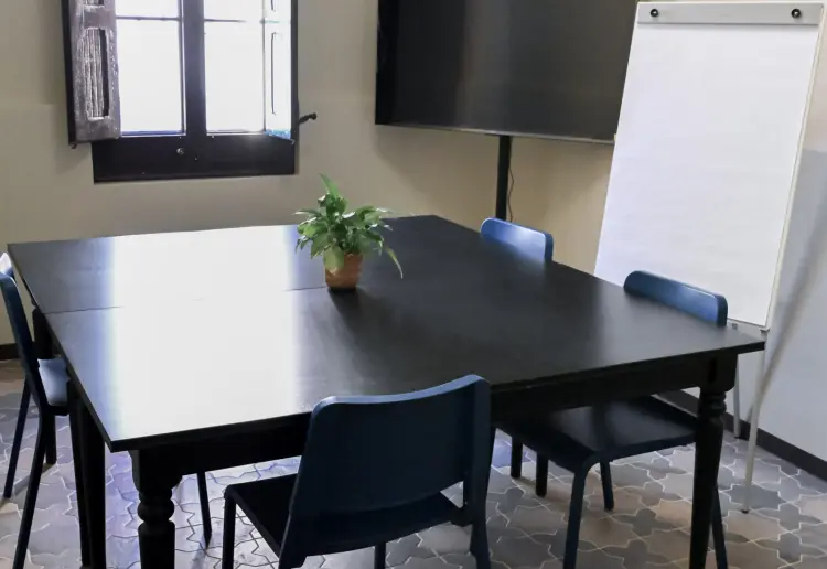 Espacio versátil para eventos y workshops con jardín en Caldes d’Estrac