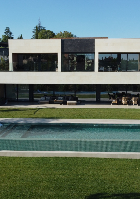 MODERN DETACHED HOUSE WITH SWIMMING POOL