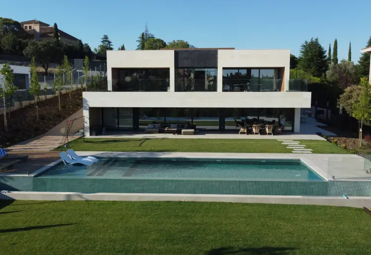 VIVIENDA UNIFAMILIAR MODERNA CON PISCINA