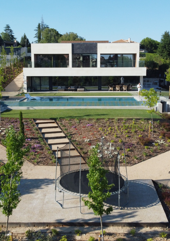 MODERN DETACHED HOUSE WITH SWIMMING POOL
