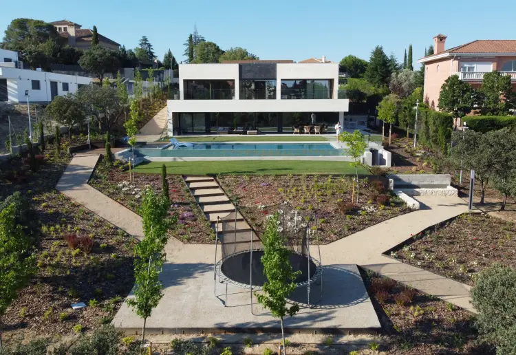 VIVIENDA UNIFAMILIAR MODERNA CON PISCINA