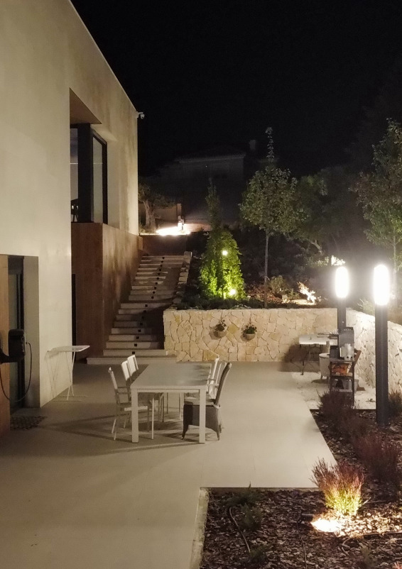 MODERN DETACHED HOUSE WITH SWIMMING POOL