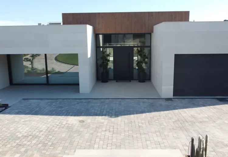 VIVIENDA UNIFAMILIAR MODERNA CON PISCINA