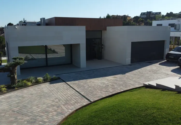 VIVIENDA UNIFAMILIAR MODERNA CON PISCINA
