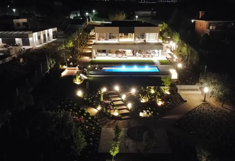 VIVIENDA UNIFAMILIAR MODERNA CON PISCINA