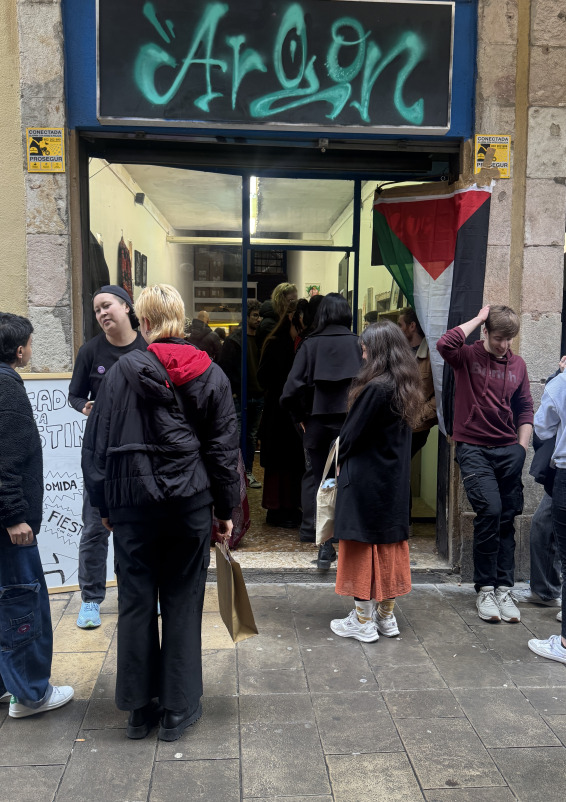 Espace multifonctionnel avec vitrine près du Palau de la Música
