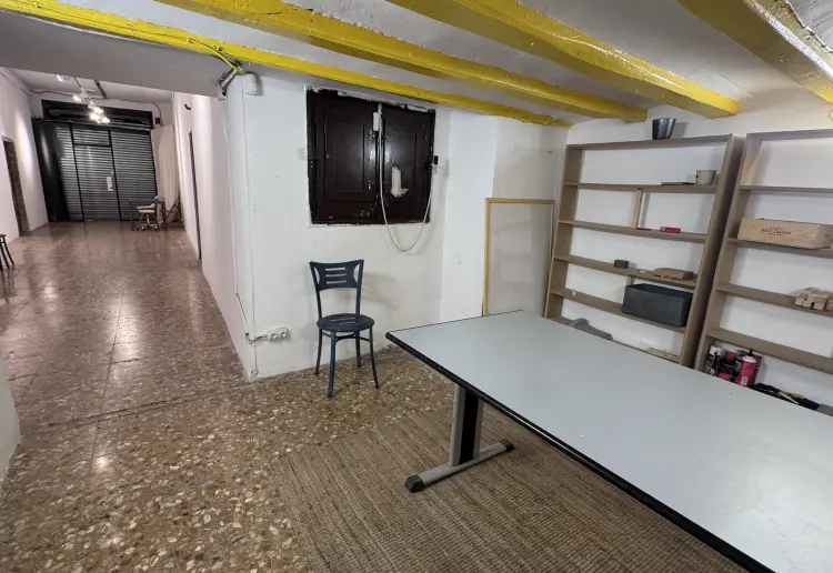 Multifunctionele ruimte met winkelpui vlakbij Palau de la Música