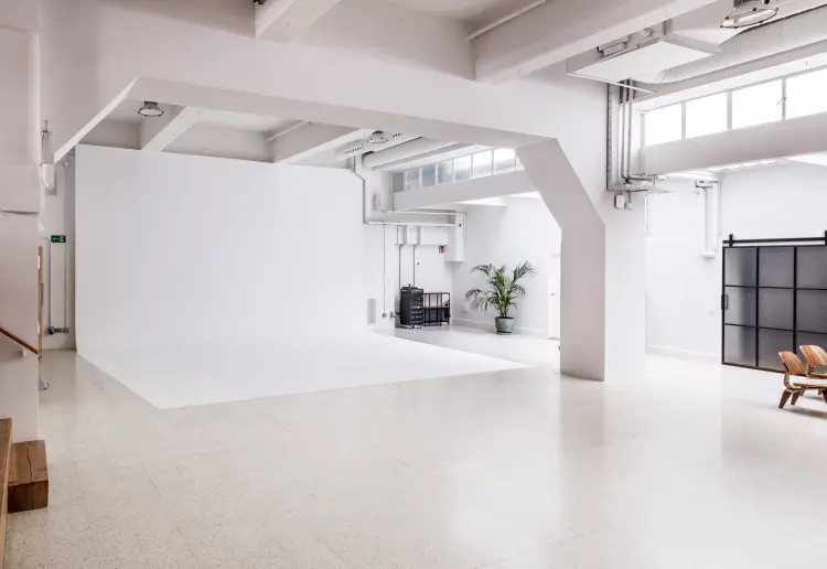 Nuevo espacio diáfano con luz natural y entrada para vehiculos
