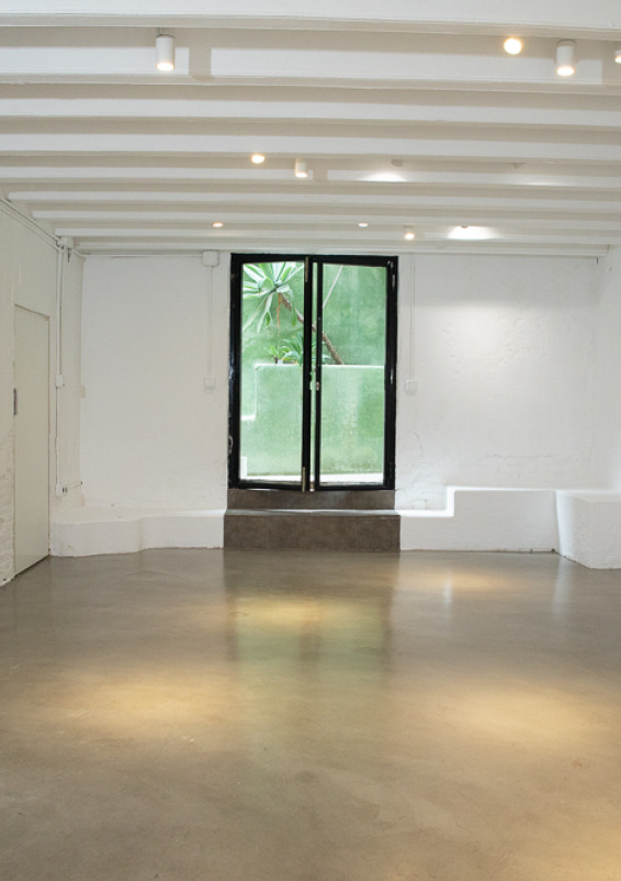 Glass-front gallery with hidden patio