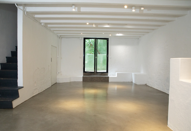 Glass-front gallery with hidden patio