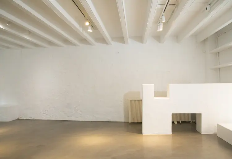 Glass-front gallery with hidden patio