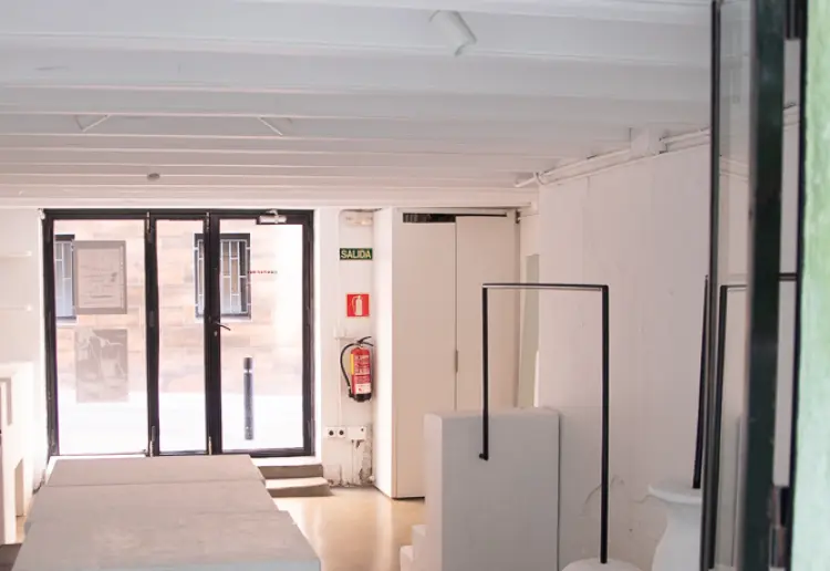 Glass-front gallery with hidden patio