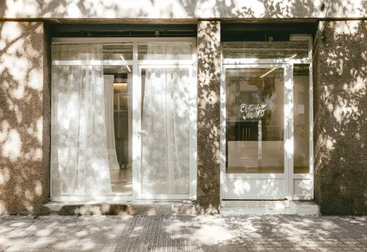 Espacio creativo multifuncional con luz natural , escaparate y patio privado
