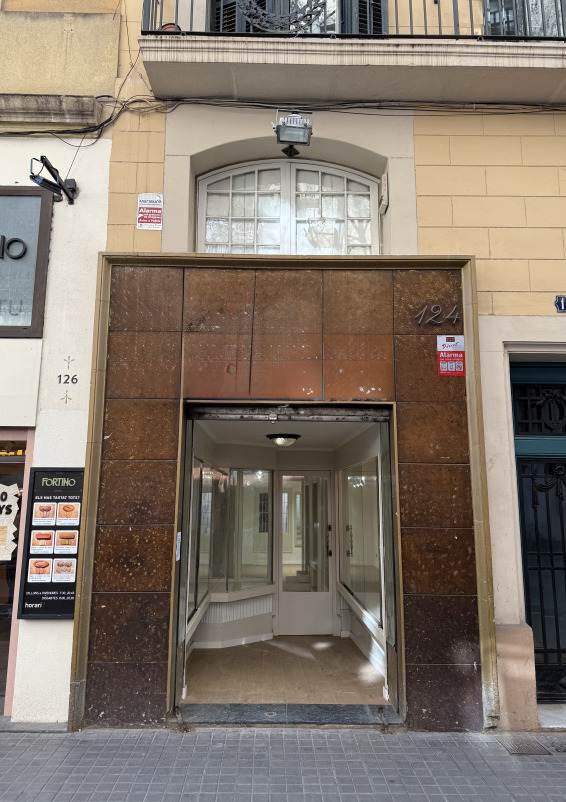 Attractive two-level retail space with high foot traffic