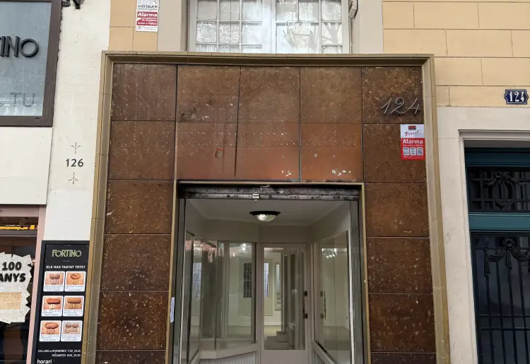 Attractive two-level retail space with high foot traffic