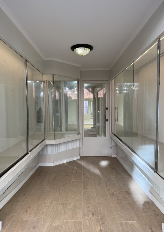 Attractive two-level retail space with high foot traffic