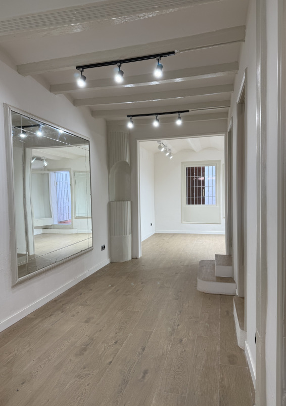 Attractive two-level retail space with high foot traffic