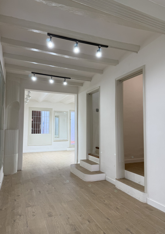 Attractive two-level retail space with high foot traffic