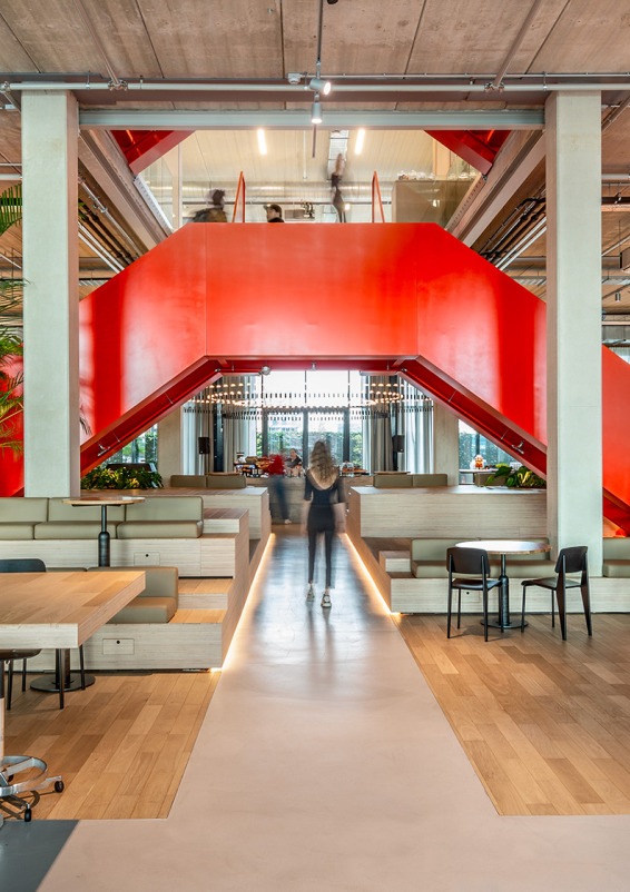 Modern & industrial eventspace in the Houthavens