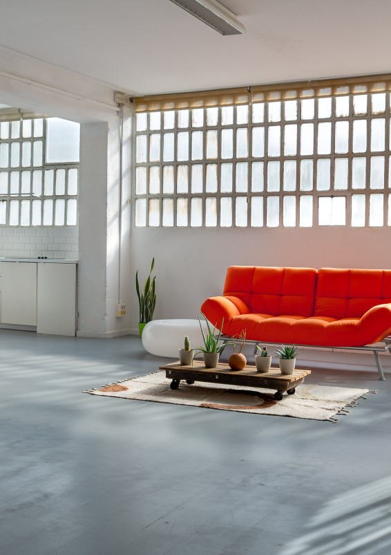 Loft industrial estilo minimalista con mucha luz natural