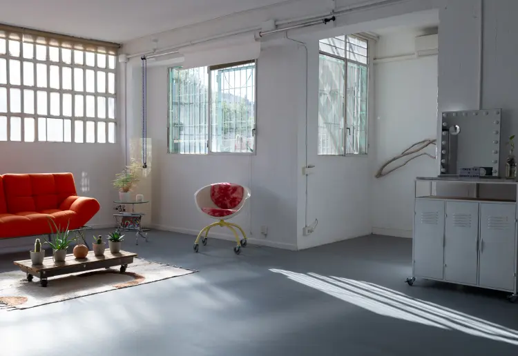 Loft industrial estilo minimalista con mucha luz natural