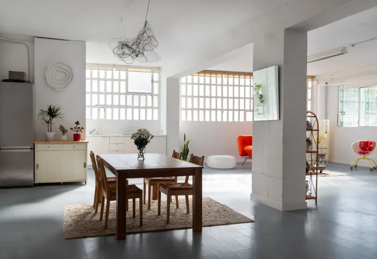 Loft industrial estilo minimalista con mucha luz natural