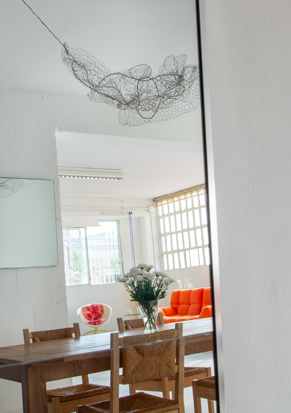 Loft industrial estilo minimalista con mucha luz natural