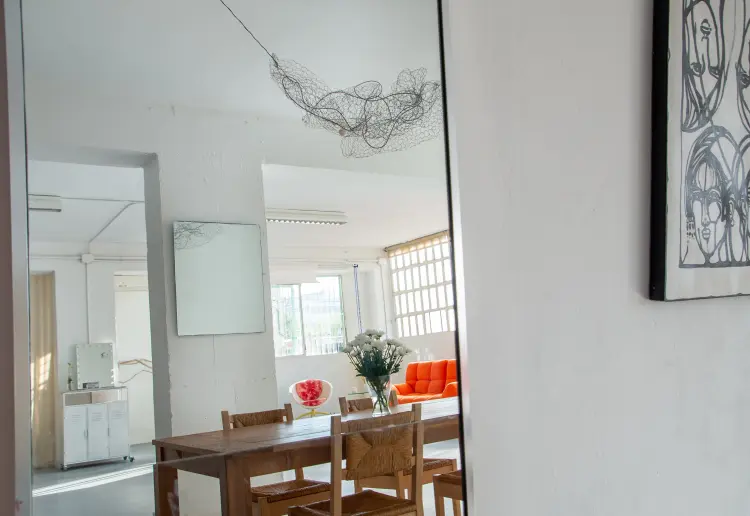 Loft industrial estilo minimalista con mucha luz natural