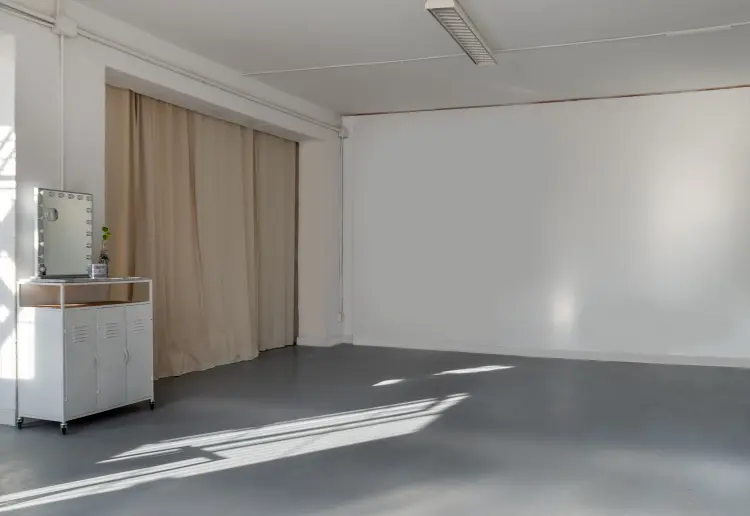 Loft industrial estilo minimalista con mucha luz natural