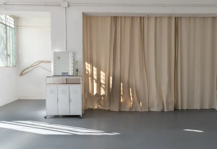 Loft industrial estilo minimalista con mucha luz natural