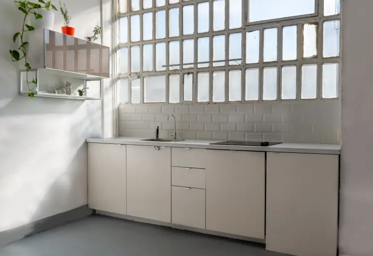 Loft industrial estilo minimalista con mucha luz natural